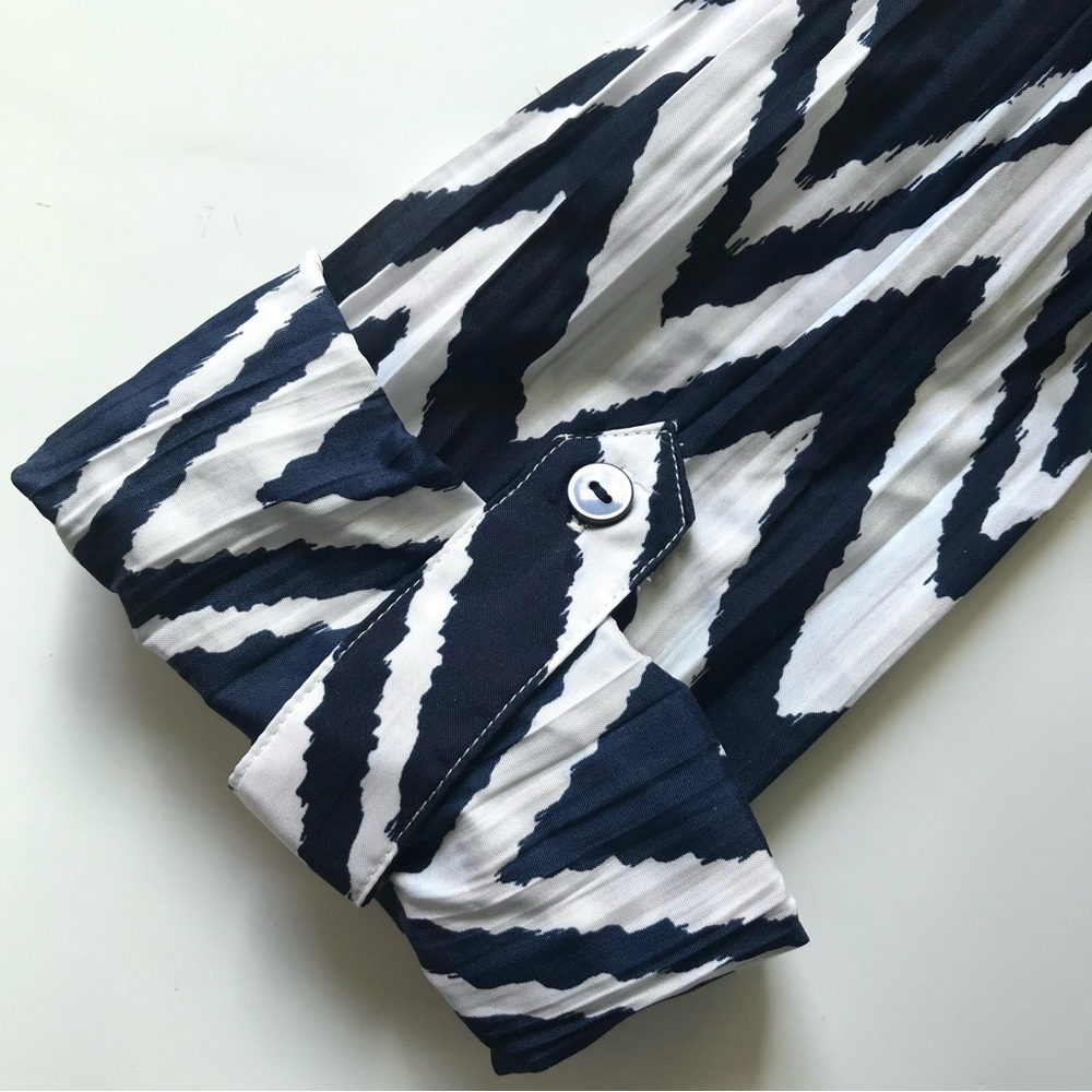 CHICO’S Navy & White Chevron crinkle coverup shirt blouse Medium Chico’s Size 1 - Picture 6 of 13